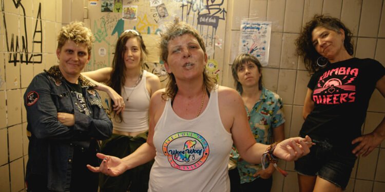 Kumbia Queers vuelve a Chile con su explosiva mezcla de cumbia, fiesta y rebeldía