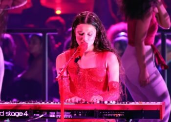 Joaquina, nominada 4 veces al Latin Grammy deslumbra durante su presentación musical en la  26.ª entrega anual del Latin Grammy