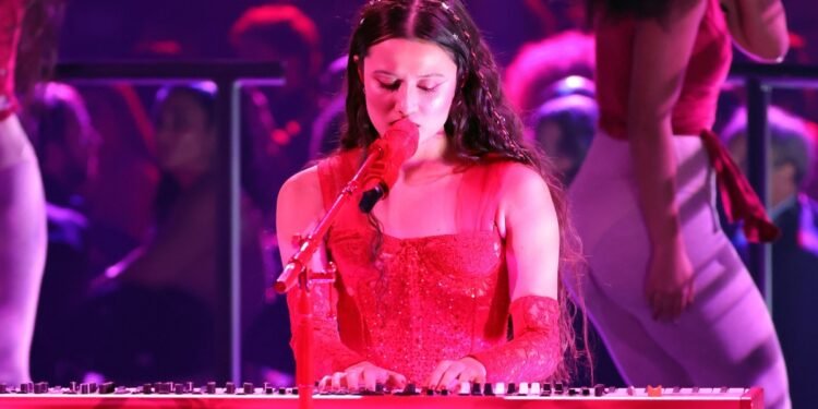 Joaquina, nominada 4 veces al Latin Grammy deslumbra durante su presentación musical en la  26.ª entrega anual del Latin Grammy