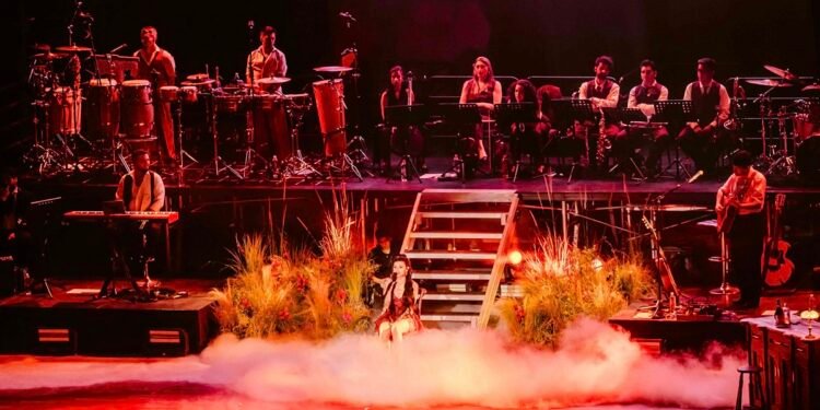 Cazzu deslumbró en el Movistar Arena con un show potente y emocional