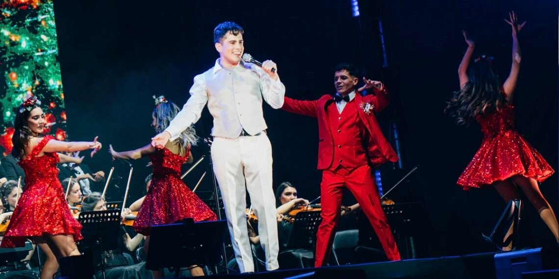 Nico Ruiz coronó su exitoso 2025 con espectacular concierto de Navidad ante más de tres mil personas en el Parque de las Esculturas en Santiago