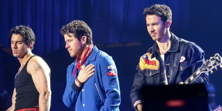 Jonas Brothers hicieron vibrar Chile con una noche cargada de nostalgia, hits e invitados sorpresa