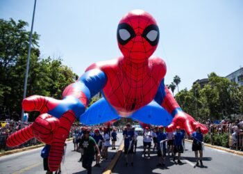 Paris Parade celebra 15 años y se consolida como el desfile navideño más grande de Sudamérica